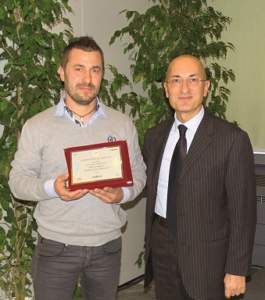 Roberto Negroni (a sinistra) premiato da Francesco Scrano, Head of customer marketing di Syngenta.