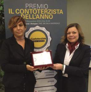 Rossella Guizzardi (a sinistra) premiata da Lucia Salmaso, direttore generale di Bkt Europe.