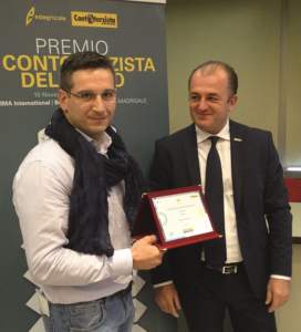 Carlo Feletto (a sinistra) premiato da Paolo Andreone, responsabile marketing New Holland Agriculture.